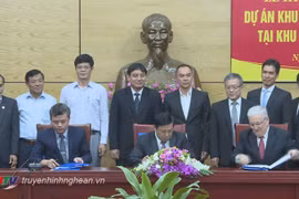 签署仪式场景（图片来源：http://truyenhinhnghean.vn/）