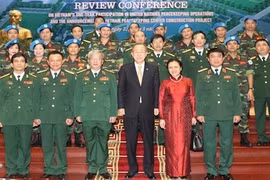 联合国秘书长潘基文2015年5月同越南维和中心干部人员合影。