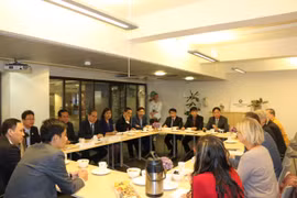 越南祖国阵线中央委员会同挪威教堂援助社交谈（图片来源：越通社） 