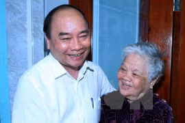 阮春福总理已走访英雄母亲范氏印。