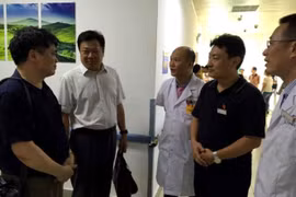 大使馆干部同医务人员交谈（图片来源：​ 越南驻中国大使馆提供）