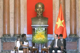 越南国家主席陈大光与负责东亚及太平洋事务的世界银行副行长维多利亚·克瓦（图片来源：越通社）