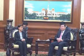 胡志明市人民委员会主席阮成锋会见新加坡驻越大使凯瑟琳（图片来源：​胡志明市官方网站）
