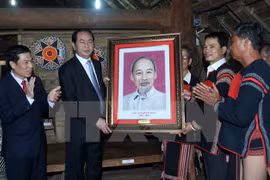 陈大光主席向埃地族同胞赠送胡志明主席肖像​ 