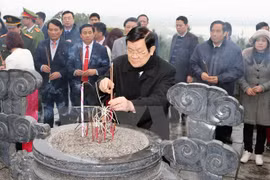 张晋创主席已先后向越共中央前总书记陈富上香