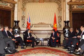 胡志明市人民委员会主席阮成峰会见英国外交大臣菲利普·哈蒙德（图片来源：越通社）