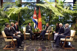 古共中央第一书记劳尔·卡斯特罗会见越共中央总书记阮富仲特使黄平君（图片来源：越通社）