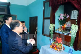 越南国会主席阮生雄前往设在主席府胡志明主席遗迹区的67号房敬香，以表缅怀之情。