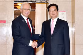 附图：2015年8月访马期间，阮晋勇总理（右）会见马来西亚总理纳吉布（左）（图片来源：vnmedia.vn）