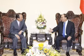 越南政府总理阮春福与韩国三星集团首席执行官申宗钧（图片来源：越通社）