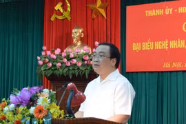 越共中央政治局委员、河内市委书记黄忠海在见面会上发表讲话（图片来源：http://tuoitrethudo.vn） 