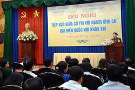 越南国防部长吴春历与河南省选人见面（图片来源：越南人民军队报） 