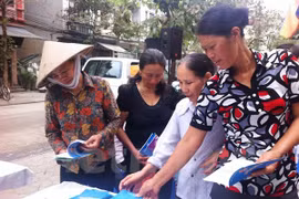 向劳动者发放有关性别平等的资料​ （图片来源：越通社）