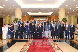 越共中央总书记阮富仲与出席第十八次共产党和工人党国际会议的代表合影（图片来源：越通社）