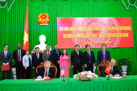 美国里弗赛德市代表团同芹苴市领导签署合作备忘录（图片来源：baomoi.com）