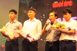吴文杰（右）荣获《年轻人报》的奖学金（来源：年轻人报）
