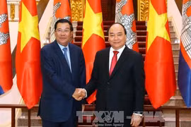 越南政府总理​阮春福与柬埔寨首相洪森会谈前合影（图片来源：越通社）