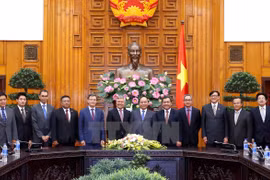 越南政府总理阮春福与各位大使合影留念。（图片来源：越通社）