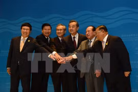 参加2015年举行的首届湄公河-澜沧江合作外长会的各位外长合影留念