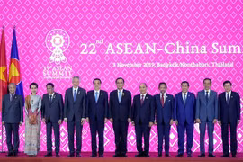 阮春福出席第22次东盟—中国领导人会议
