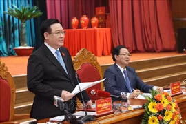 国会主席王廷惠与平定省委常务委员会举行工作会谈