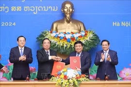 越南政府总理范明政与老挝总理宋赛·西潘敦共同主持越老政府间委员会第46次会议