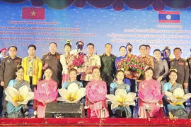 越南驻巴色总领事馆举行庆祝老挝人民军成立75周年文艺演出活动