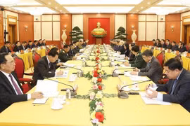 越老两党高层会晤在河内举行 不断培育和加强越老特殊团结关系