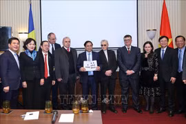 越南政府总理范明政会见罗越友好协会和友好社团代表