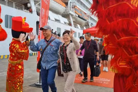 下龙国际客运港迎来2024甲辰年首艘国际邮轮“招商伊敦号”