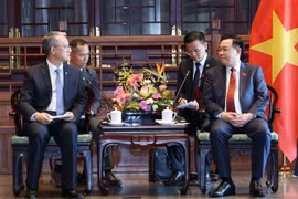 越南国会主席王廷惠会见中国各大企业领导人