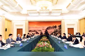 越南国会经济委员会主任武红青会见中国人大财政经济政委员会主任钟山