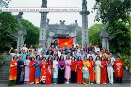 旅居世界20多个国家的越侨代表团回国向雄王敬香