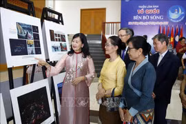  “海浪边的祖国”艺术图片展在老挝开展
