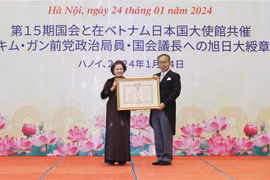 越南前国会主席阮氏金银荣获日本一等旭日大绶章