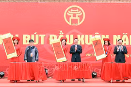 国家主席武文赏出席在民族英雄、世界文化名人阮廌纪念区的新春开笔礼