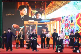 老街省举行2024年老街省各民族传统服装周