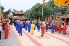 诚心敬香祭拜国祖雒龙君和国母妪姬