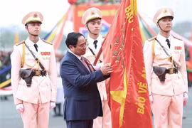 政府总理范明政：建设“法律严、业务精、技术通、外语好、形象良”的特警队伍