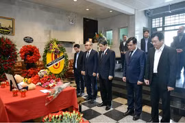 越南国会副主席阮德海前往俄罗斯驻越大使馆吊唁恐袭事件遇难者