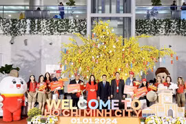 胡志明市迎来2024年首个入境外国游客团