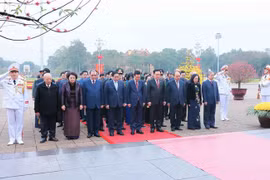 越南党和国家领导人甲辰年春节拜谒胡志明主席陵