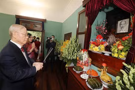 越共中央总书记阮富仲上香缅怀胡志明主席