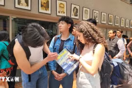 俄罗斯读者对越通社的《越南画报》很感兴趣