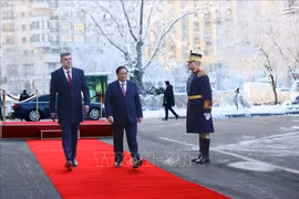 罗马尼亚总理马切尔·乔拉库举行仪式 欢迎越南政府总理范明政访罗