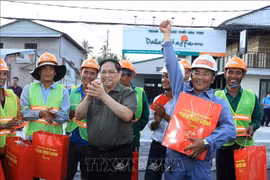 范明政总理看望慰问芹苴市春节期间坚守岗位的一线职工