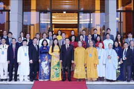 越南国会主席王廷惠会见河内知识分子、宗教界人士和少数民族同胞代表团