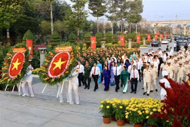 胡志明市领导在春节来临之际上香缅怀英烈