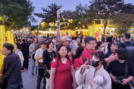 2024年元旦假期数万名游客涌入会安古镇