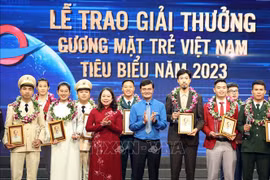 国家代出席武氏映春出席2023年越南优秀青年奖颁奖仪式